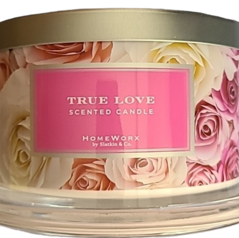 True Love 4 wick CaNdLe by Homeworx smells like Roses
